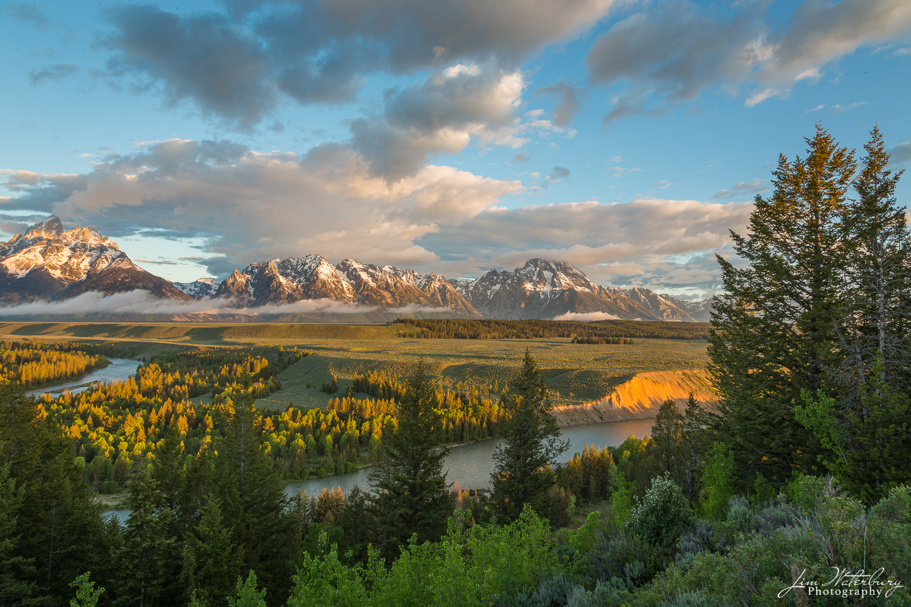 View of the Snake River and the Teton Mountains at sunrise. Teton National Park.